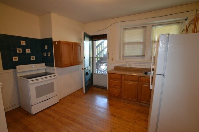 Building Photo - 15 Lynde St