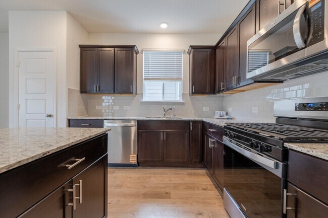 Foto del edificio - 121 Country Elm Ln