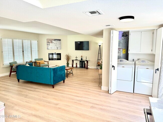Foto del edificio - 6147 E Lewis Ave