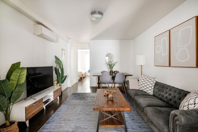 Building Photo - 359 W 39th St