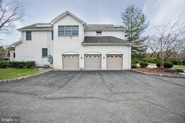 Foto del edificio - 17 Dey Farm Rd