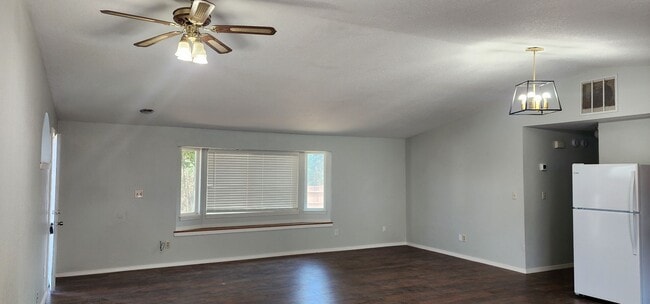 Building Photo - 3 Bedroom Home With A Large Yard