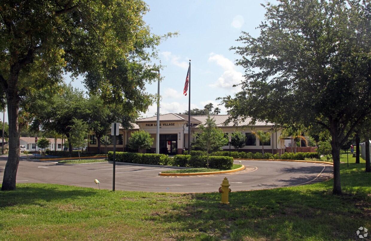 Foto del edificio - Palm Lake Village