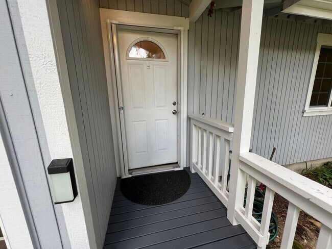 Building Photo - 3 Bed, 2 Bath with Garage in Sudden Valley