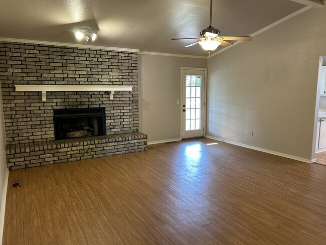 Foto del edificio - 4900 Smoking Oaks Dr