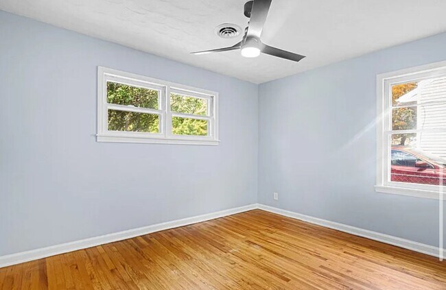Foto del edificio - Gorgeous updated 2 bedroom with basement!
