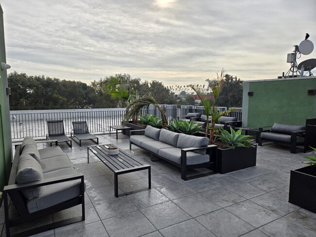 Foto del edificio - 4506 Dockweiler St