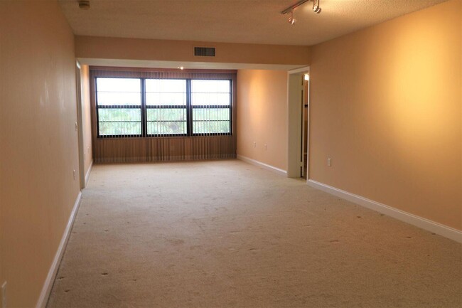 Foto del edificio - 3507 Village Blvd
