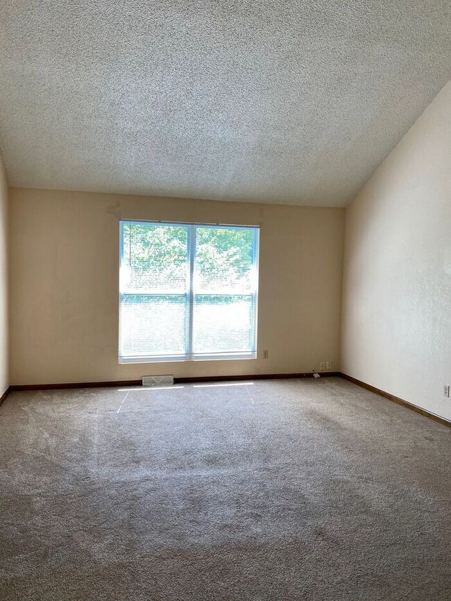 Building Photo - Cozy 3 Bedroom, 2 Bathroom Duplex in Raytown!