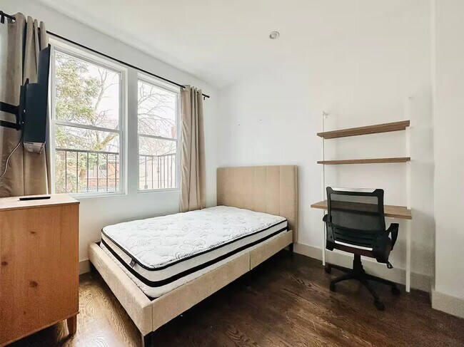 Foto del edificio - Furnished room/NOT APARTMENT