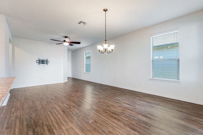Foto del edificio - BEAUTIFUL 3-BEDROOM HOME IN WEST VILLAGE AT CREEKSIDE