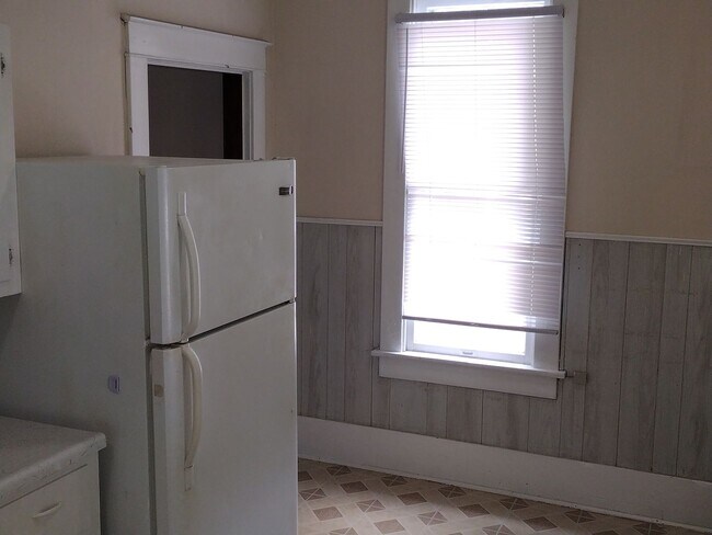 Foto del edificio - LARGE 2 BEDROOM 1 BATH UPPER LEVEL APARTMENT IN ROSSVILLE