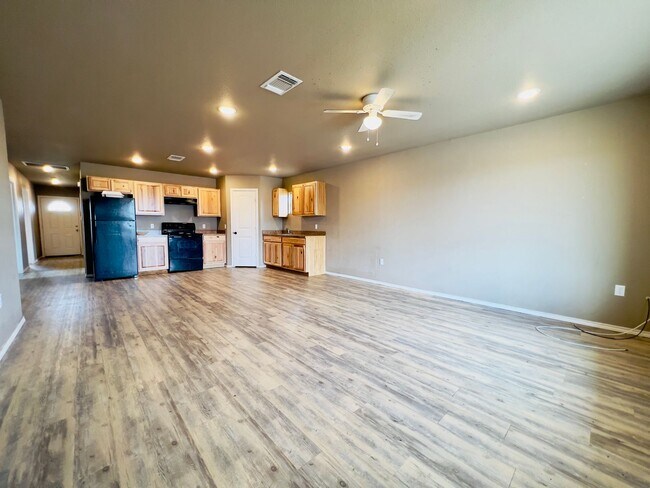 Building Photo - $500 MOVE-IN SPECIAL: Great 3/2/1 Near Buf...