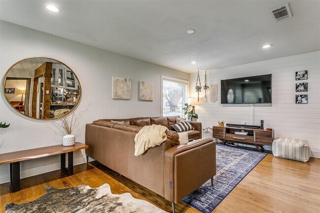 Foto del edificio - 6452 Drury Ln