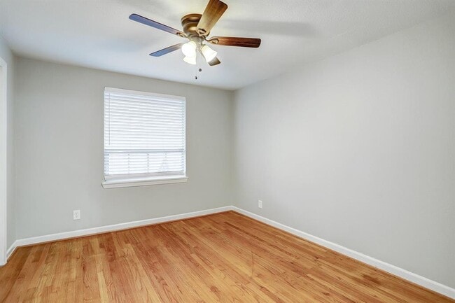 Building Photo - 2647 Greenbriar Dr