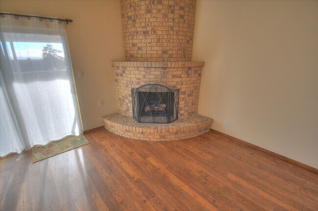 Building Photo - NE Heights Town Home