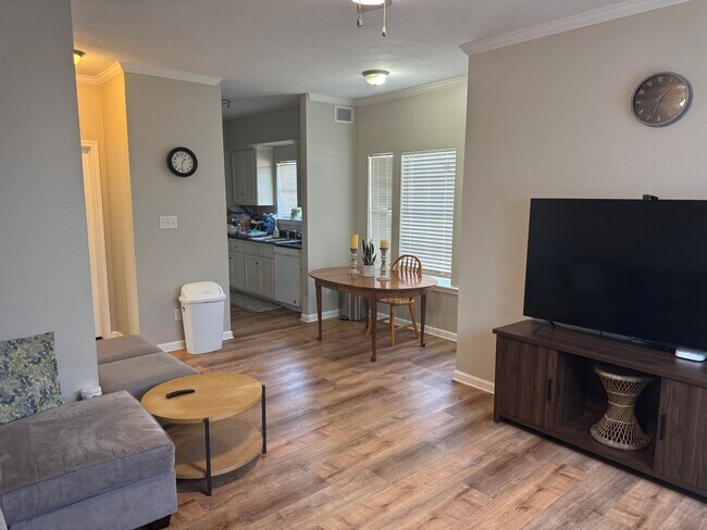 Foto del edificio - MARCH MOVE IN!!!  3 bedroom 3 Bathroom Duplex Next Door to Blinn!