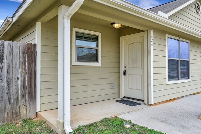 Foto del edificio - Rare Three Bedroom Two Bath Duplex in Willis