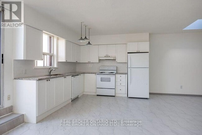Building Photo - 350-350 Oakwood Ave