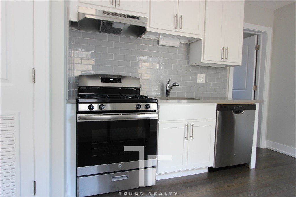 Foto principal - 2323 N Southport Ave