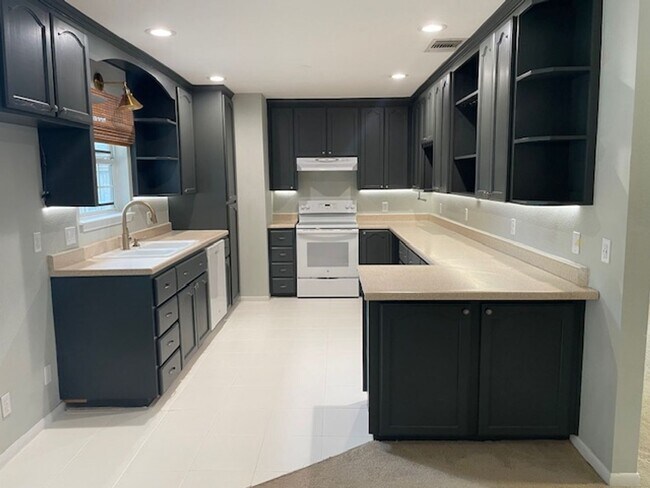 Foto del edificio - 1/2 months rent off- Lovely 3 Bedroom, 1 B...