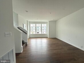 Building Photo - 464 Husky Trl