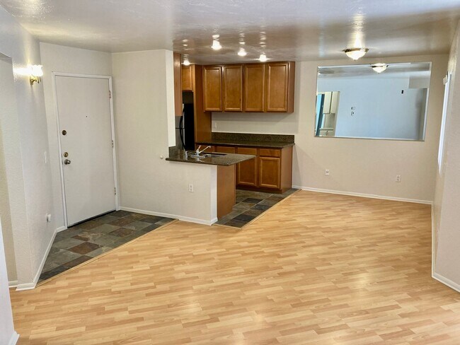 Foto del edificio - One Bedroom with Garage and IN-Unit laundry in Resort-Style Complex