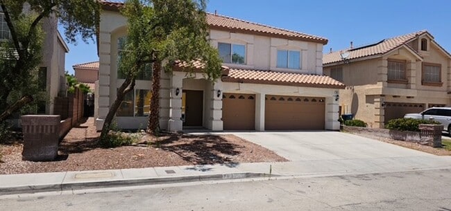 Building Photo - Gorgeous tri-level home with tons of upgra...