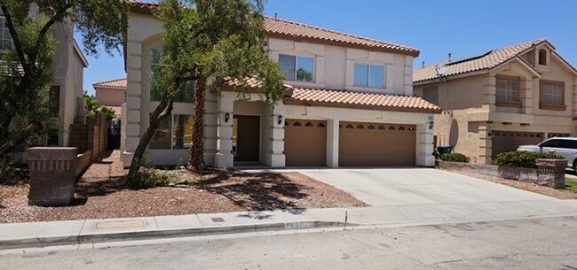 Foto del edificio - Gorgeous tri-level home with tons of upgra...