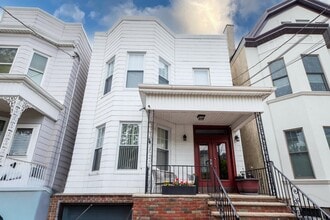 Building Photo - 128 Oak St