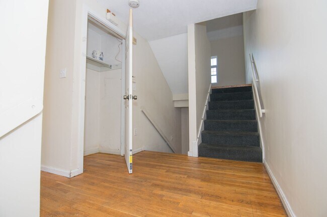 Foto del edificio - Massive 5 Bed / 3 Bath Townhouse w/ Parking + Laundry | 2,200 Sq Ft | Allston | 9/1/2026