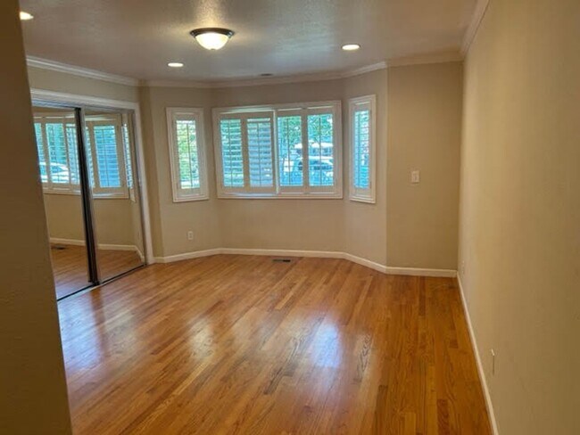 Foto del edificio - Beautiful Home with multiple upgrades!