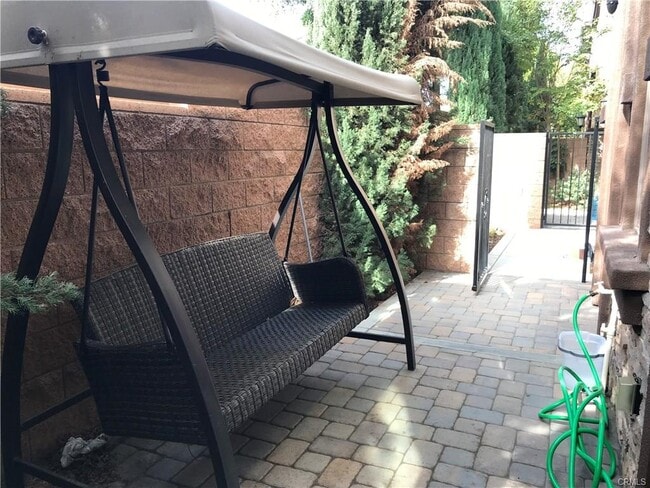 Entry - 656 W Huntington Dr