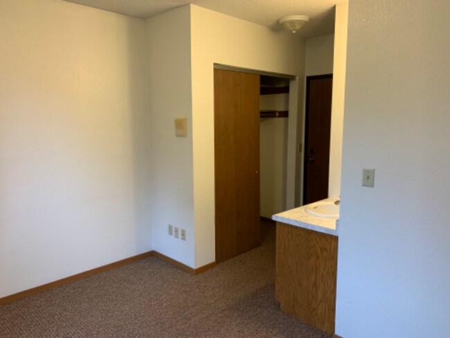 Building Photo - 418 5th Ave S
