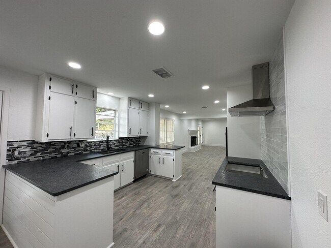 Building Photo - 2814 W Dengar Ave