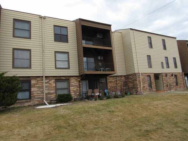 Foto del edificio - Large One Bedroom w/ Heat & Water Paid