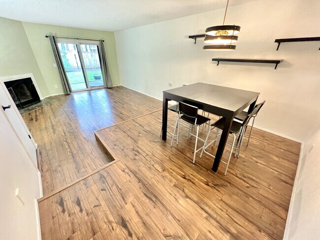Foto del edificio - Beautiful Townhome For Rent in the Tranquil Chambers Bay