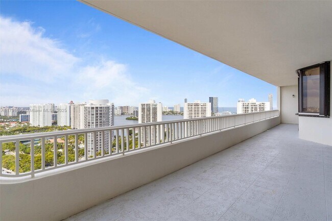 Foto del edificio - 2000 Island Blvd