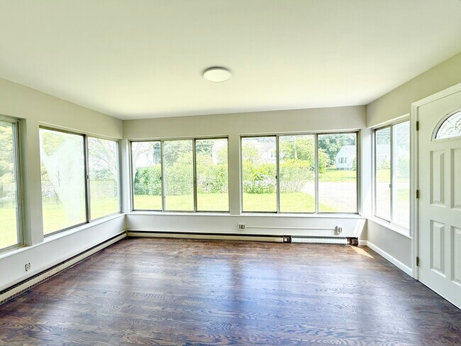 Building Photo - 10 Meadowpark Ave W