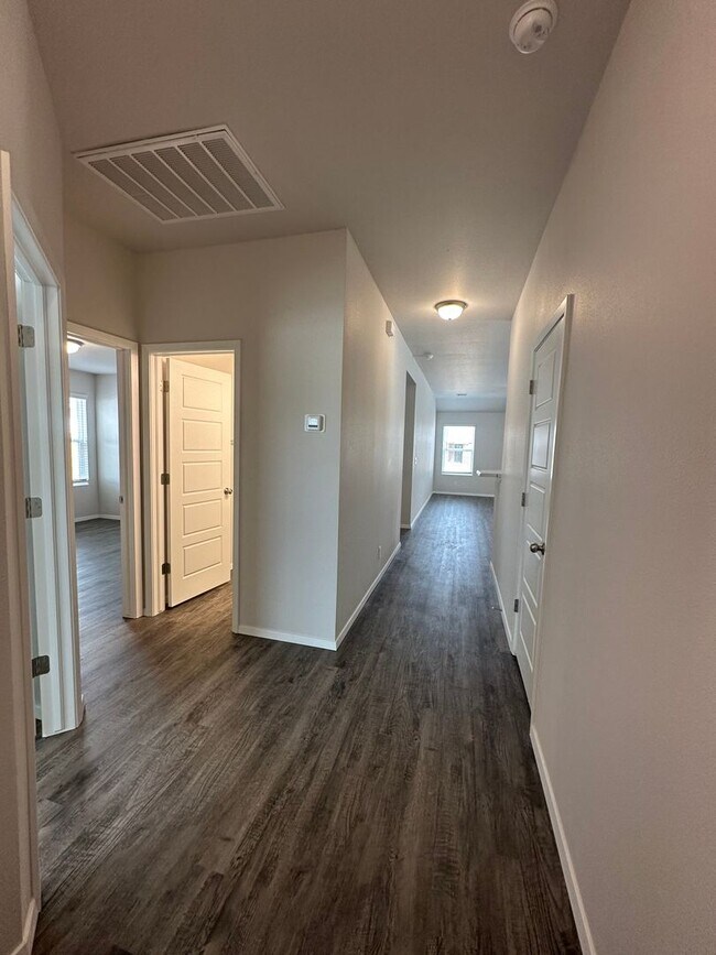 Foto del edificio - *Tax Relief Special!* NEW Three Bedroom | ...