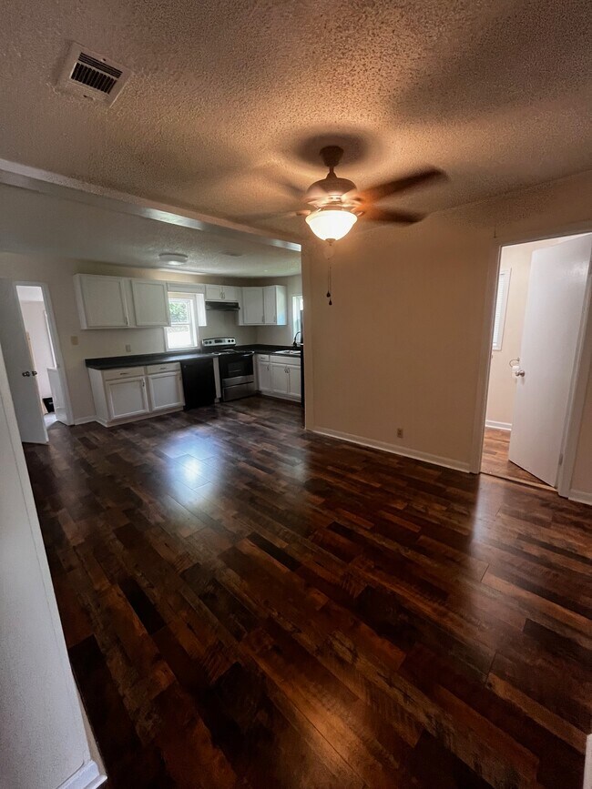 Building Photo - 406 Hiley St
