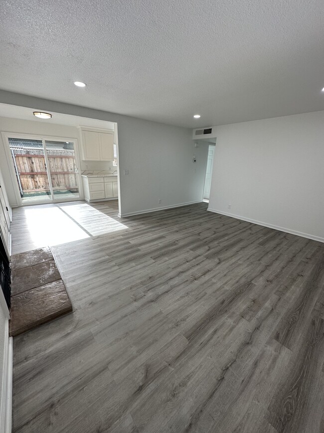 Foto del edificio - 6390 Bonham Cir