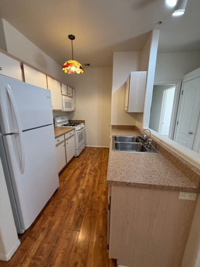 Building Photo - 2 Bedroom 2 Bath Contact Property Pros Pro...