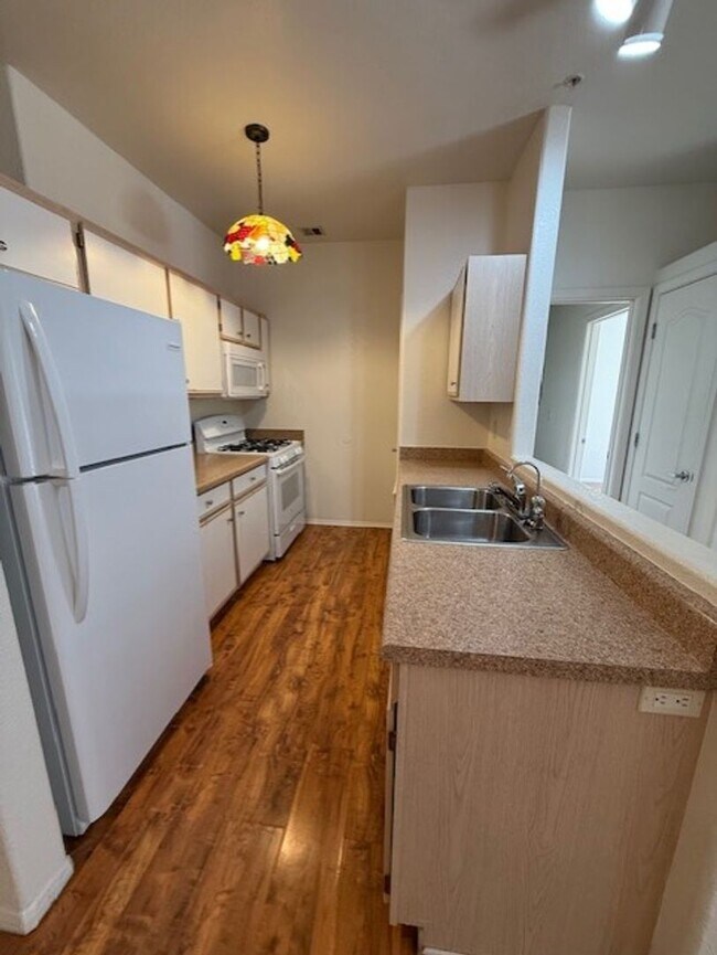 Foto del edificio - 2 Bedroom 2 Bath Contact Property Pros Pro...