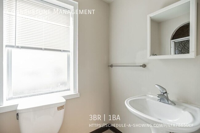 Building Photo - Newly Renovated 3BR 1Bath Townhouse w/ Bac...