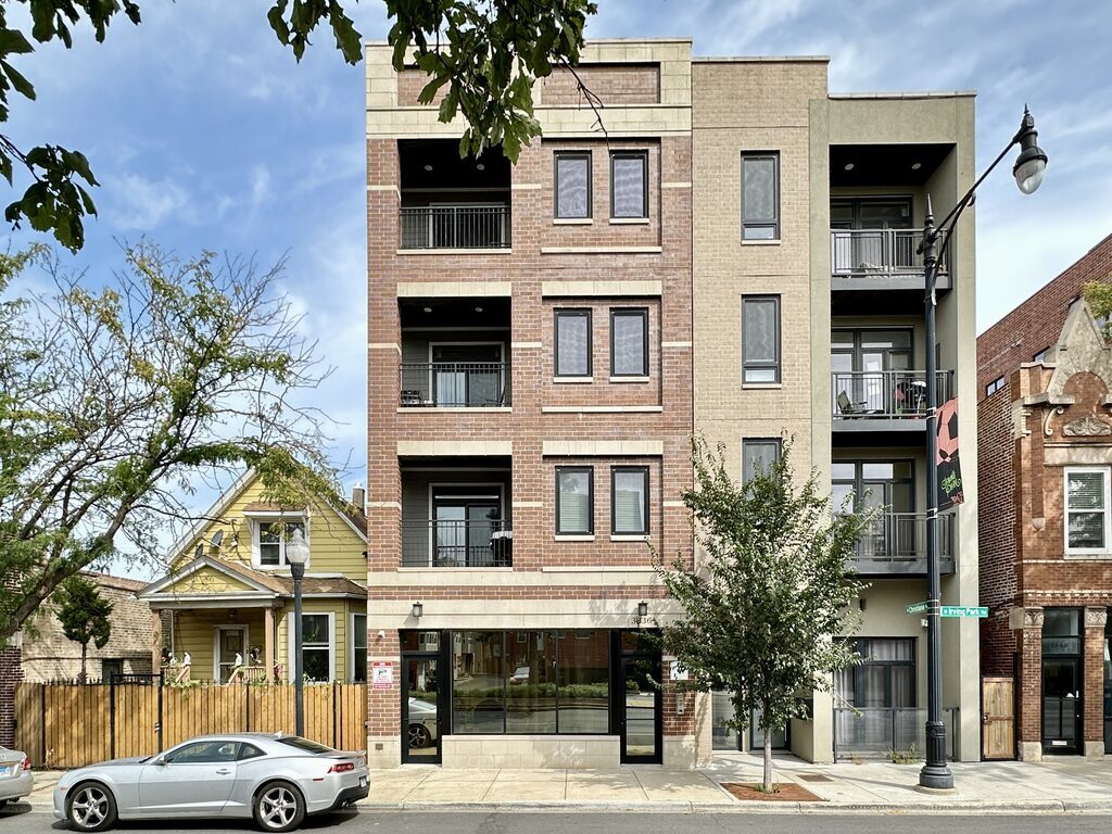 Foto principal - 3336 W Irving Park Rd