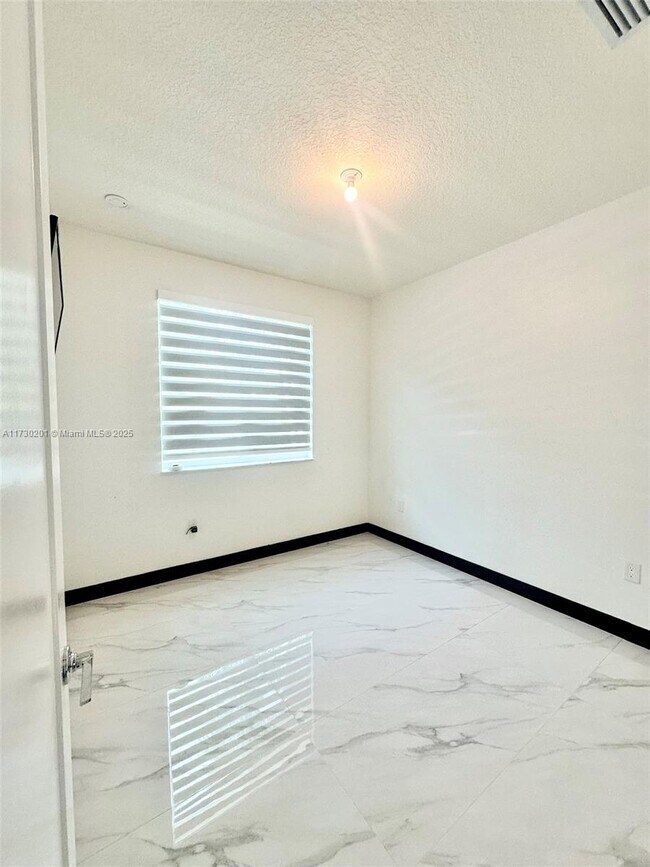 Building Photo - 10414 NW 67th St
