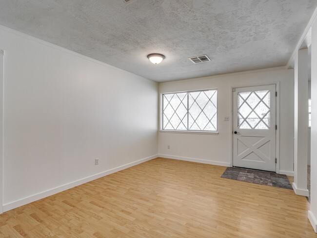 Foto del edificio - 106 N Norman Ave