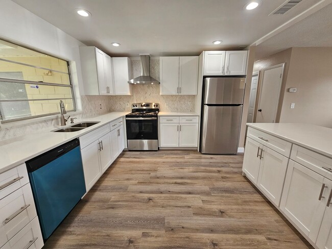 Building Photo - Wonderfully Renovated 4-Bedroom, 2-Bath Ho...