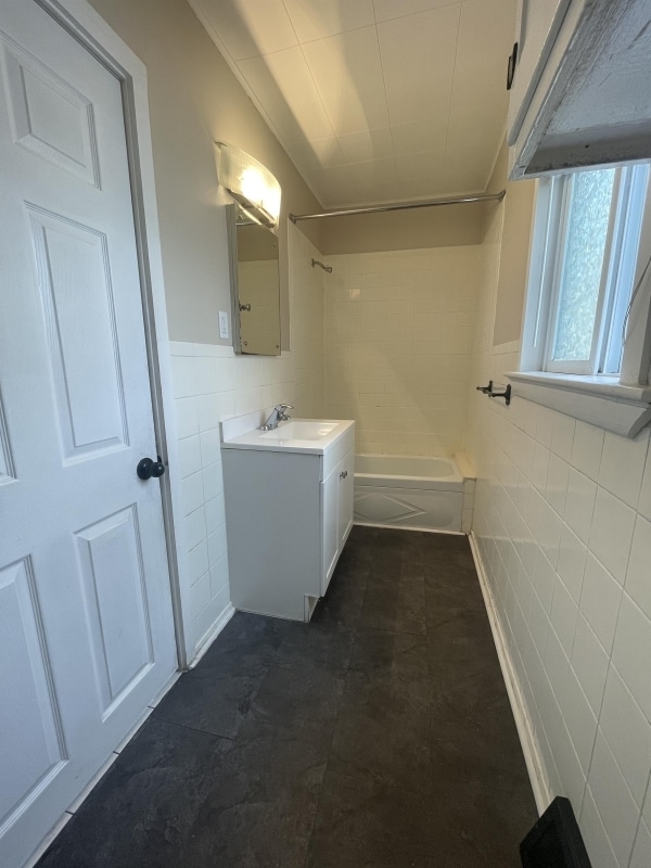 Building Photo - 4 Bed / 2 Bath Detached Home for Rent – Ti...